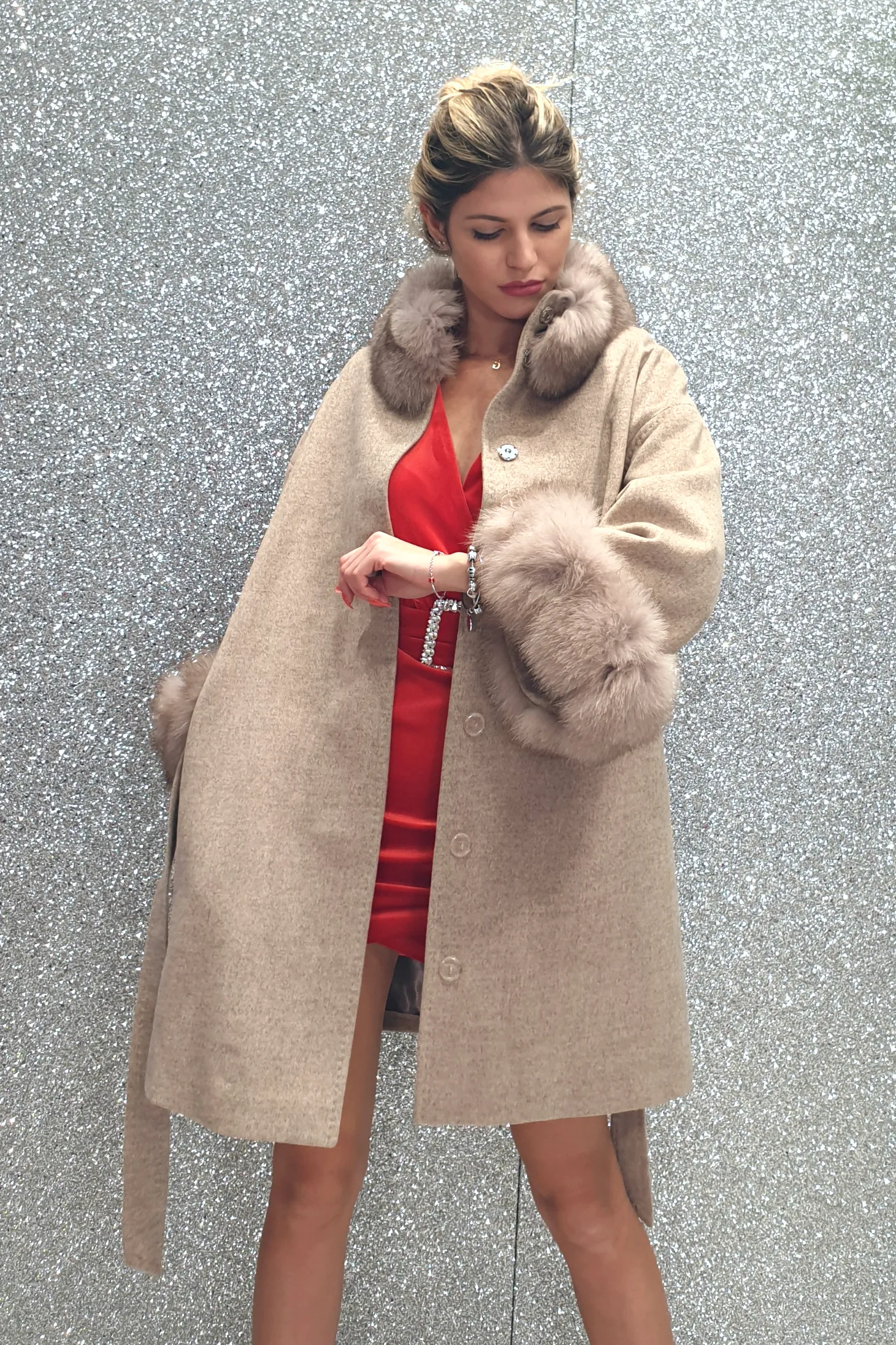 Cappotto in lana cashmere beige invernale foderato con collo e polsi in pelo naturale