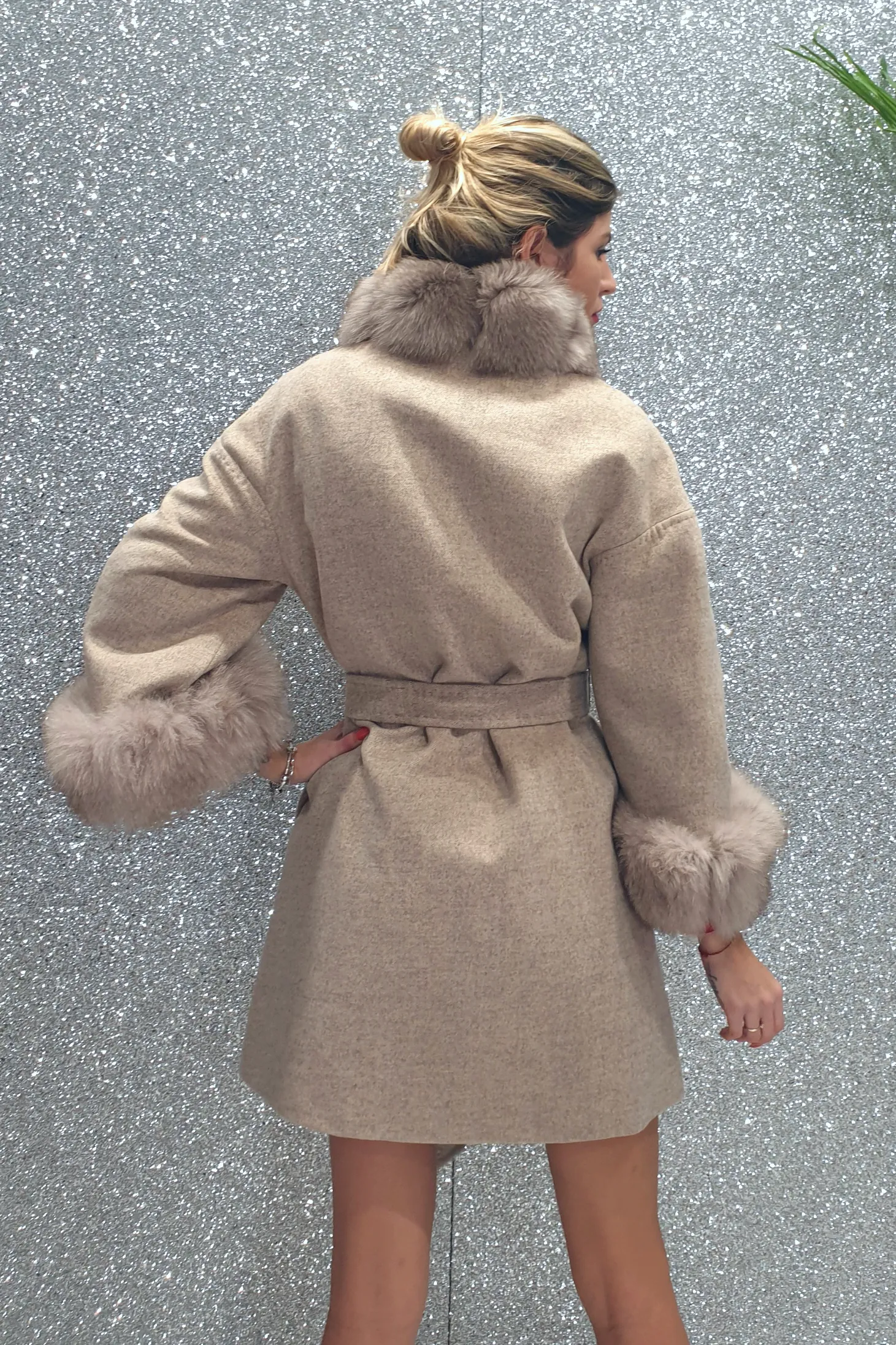 Cappotto in lana cashmere beige invernale foderato con collo e polsi in pelo naturale