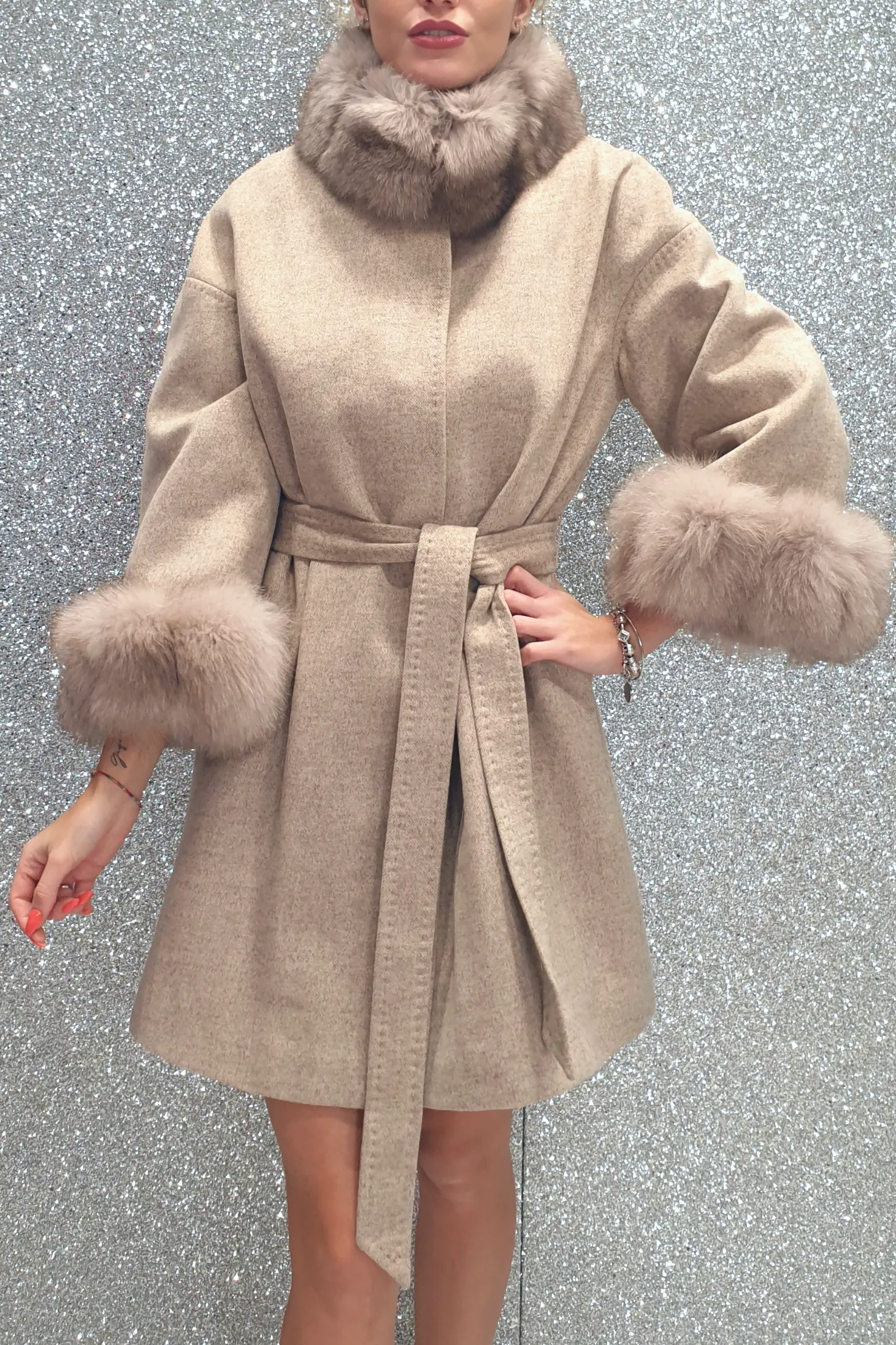 Cappotto in lana cashmere beige invernale foderato con collo e polsi in pelo naturale