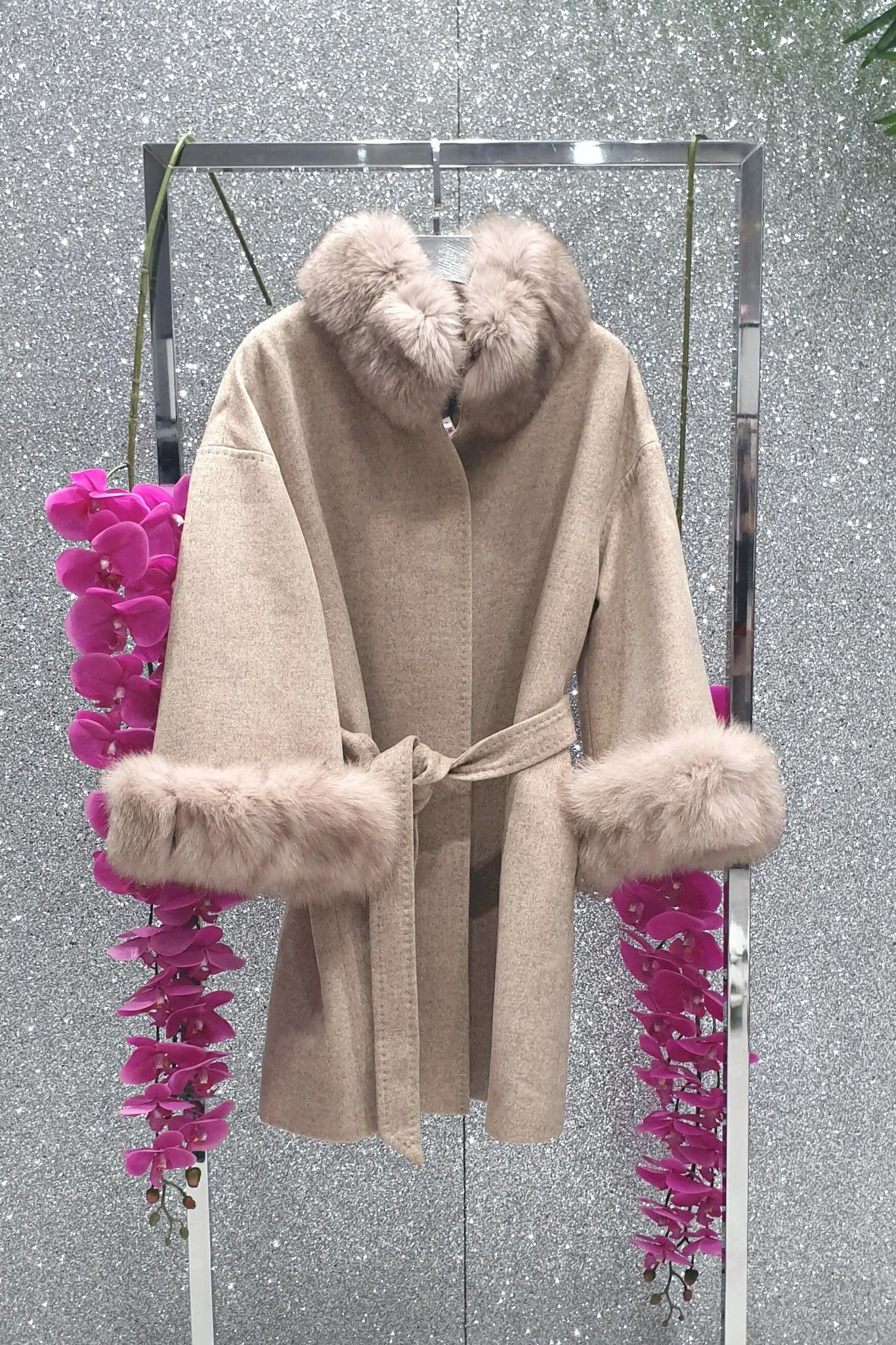 Cappotto in lana cashmere beige invernale foderato con collo e polsi in pelo naturale