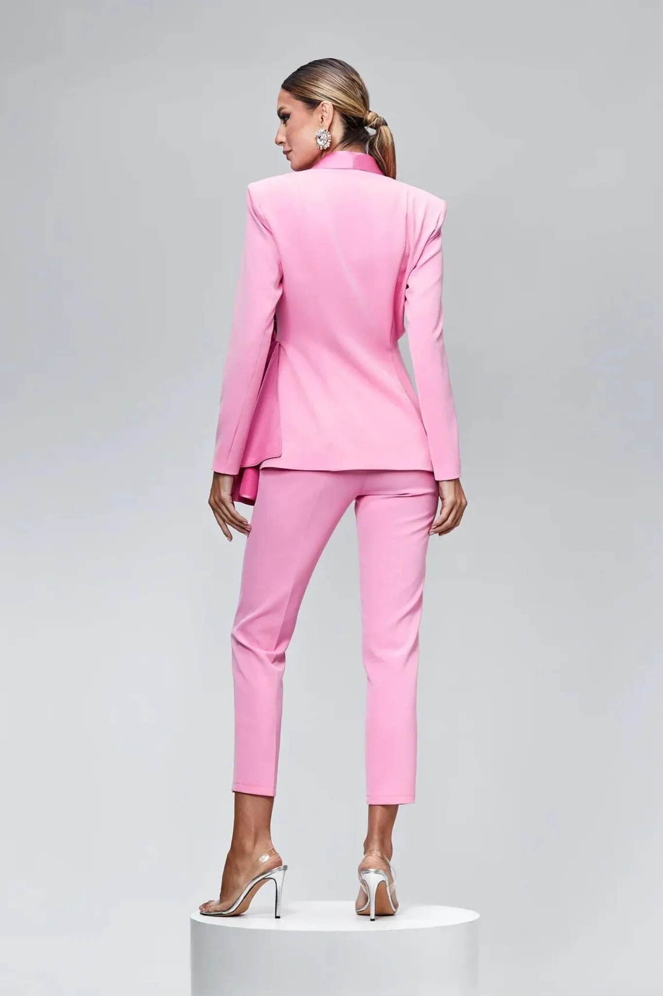 Completo tailleur rosa con bottoni gioiello Bby volant fiocco e cut-out in vita